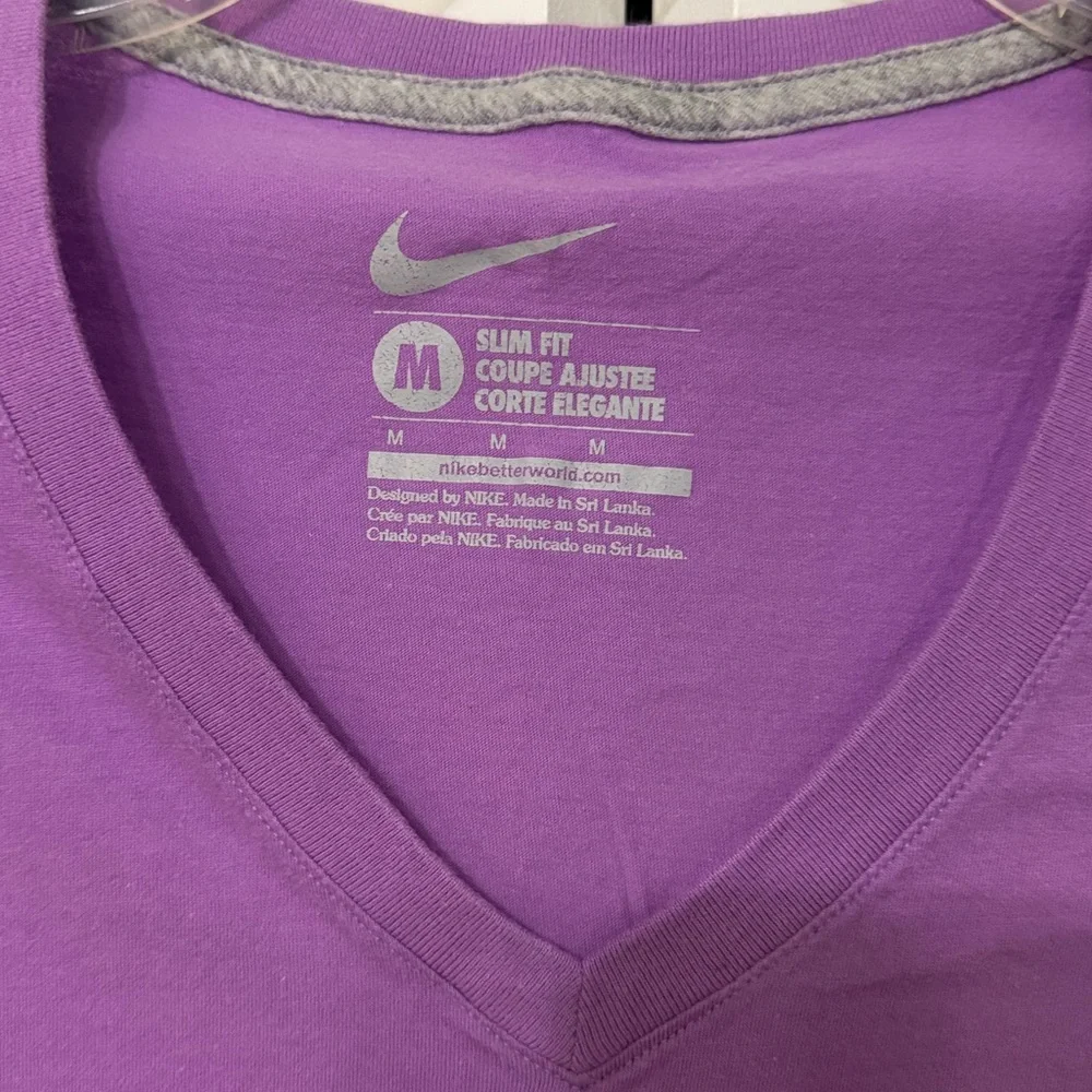 Nike Women’s Spellout Logo V-Neck T-Shirt - Purple/Lavender - Size M - Picture 4 of 9